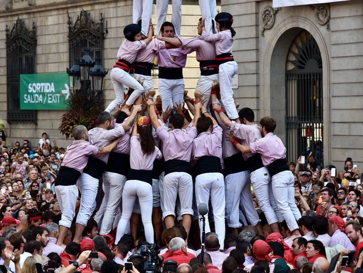 Lễ hội La Mercè, Barcelona, Tây Ban Nha, được tổ chức vào tháng 9 hàng năm. Tham gia lễ hội, du khách sẽ được thưởng thức nhiều món ngon nổi tiếng của nước này như paella, tapas,…