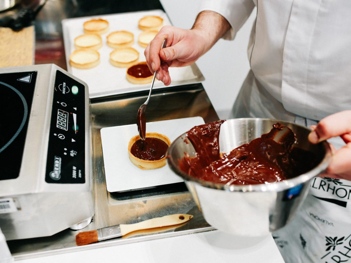 Lễ hội Salon du Chocolat của Pháp, thu hút 500 người tham gia, trong đó có khoảng 200 đầu bếp. Ngoài cơ hội nếm các món ngon, du khách còn được xem màn trình diễn thời trang được làm từ chocolate.
