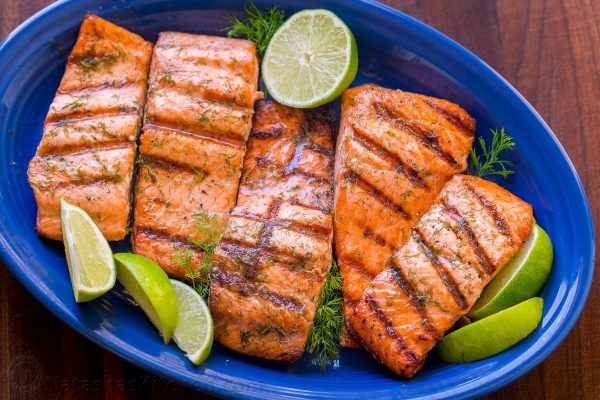 Nếu bạn ăn cá hồi thường xuyên, nó có thể chữa trầm cảm lâm sàng. Cá hồi chứa vitamin B12, giúp sản xuất các chất hoá học trong não giúp cải thiện tâm trạng. Nguồn ảnh: Boldsky.