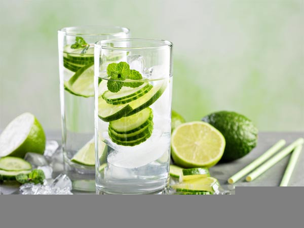 Bùn đen + Dưa chuột: Chỉ cần trộn 1 muỗng cà phê bùn đen với 1 muỗng canh dưa chuột nghiền.