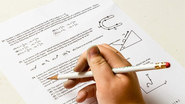 Các học sinh, sinh viên thường mơ thấy mình bị điểm kém do bị nhiều áp lực về việc học tập tốt ở trường.