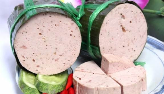 Các loại giò chả mua về nên để trong ngăn đá tủ lạnh, khi dùng thì cho vào túi nilon buộc kín, rồi ngâm nước để rã đông. Giò chả được bảo quản bằng cách này có thể để lâu được khoảng từ 10 ngày đến 2 tuần.