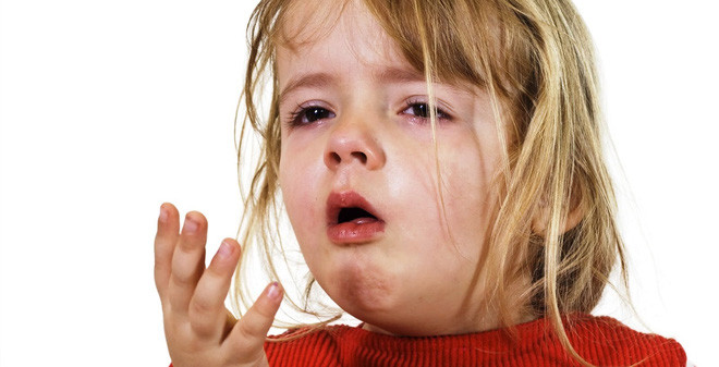 Hóc dị vật đường thở là tai nạn ngày Tết hay xảy ra với trẻ nhỏ. Nguyên nhân là do các bé thường hay đùa nghịch khi đang ngậm những vật nhỏ trong miệng lúc chơi hoặc trong khi đang ăn.
