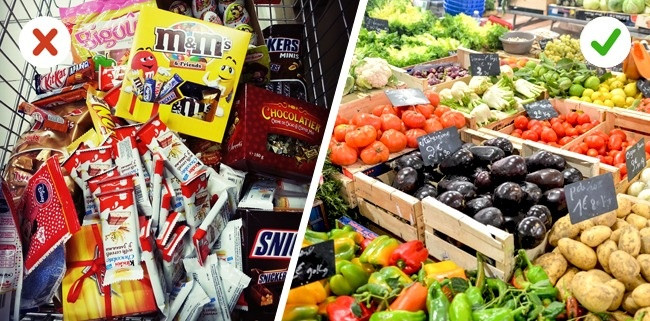 Đừng mua những loại snack, bánh ngọt, đồ ăn sẵn. Thay vì thế, hãy ăn những thực phẩm tự nhiên như rau củ và hoa quả tươi.