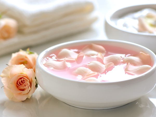 Đất sét cao lanh trắng + Dầu vitamin E + Nước hoa hồng: Lấy ½ muỗng cà phê đất sét cao lanh trắng và trộn với dầu từ viên nang vitamin E và 2 muỗng cà phê nước hoa hồng.