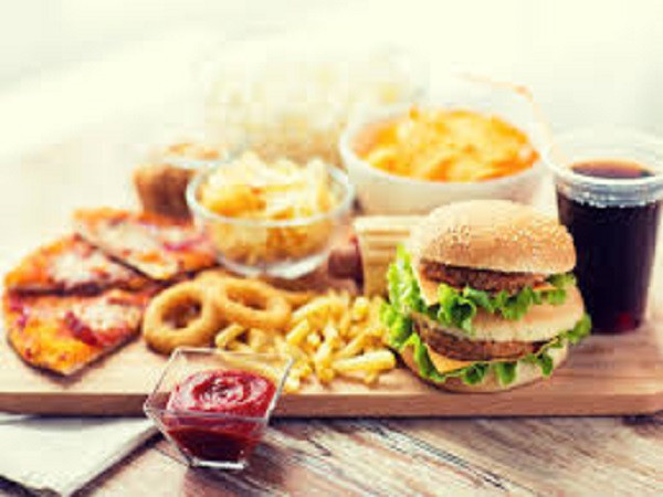 Sau đây là một vài lời khuyên có thể giúp bạn ăn trưa lành mạnh tại văn phòng nhằm tránh bệnh tật. Chúng ta thường chọn những đồ ăn nhanh trong giờ làm việc vì chúng khá tiện lợi. Tuy nhiên, đồ ăn nhanh lại nhiều chất độc và calo, khiến bạn tăng cân nhanh.