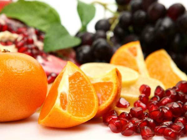 Nếu muốn ăn vặt tại chỗ làm, hãy chọn các thực phẩm lành mạnh như hạt điều, hạnh nhân, hạt dẻ cười, salad rau quả...