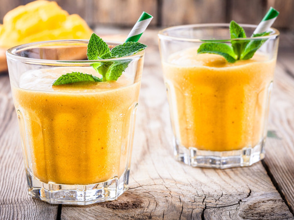 Một nghiên cứu phát hiện rằng các công việc ngồi nhiều và làm việc trên máy tính trong một thời gian dài có thể gây mất nước và khiến da khô, táo bón, kiệt sức và các bệnh khác. Do vậy, bạn hãy tích cực uống nước lọc và nước trái cây lành mạnh để cơ thể đủ nước trong cả ngày làm việc.