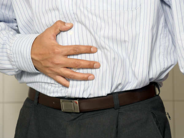 Uống nước nóng hàng ngày sẽ làm dịu và kích hoạt đường tiêu hóa của bạn. Khi nước ấm đi qua dạ dày và ruột, các cơ quan tiêu hóa sẽ hoạt động trơn tru hơn và loại bỏ chất thải nhanh hơn.