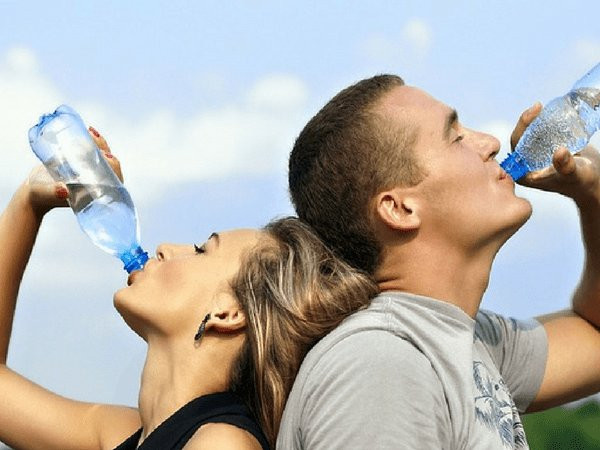 Việc uống nước nóng suốt cả ngày giúp cơ thể bạn luôn đủ nước để thực hiện tất cả các chức năng thiết yếu. Nguồn ảnh: Boldsky.