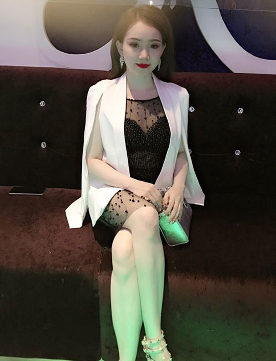 Cô chọn váy đen và áo khoác trắng thời trang trong một lần đi chơi.