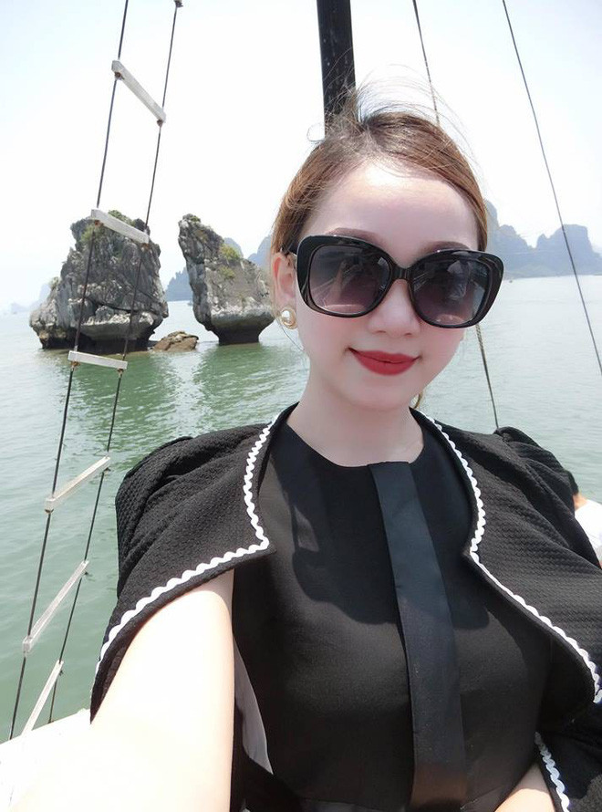 Cô nàng 22 tuổi này khá chuộng trang phục màu đen. Bộ váy đen viền trắng trong một chuyến du lịch Hạ Long của Bảo Trân.