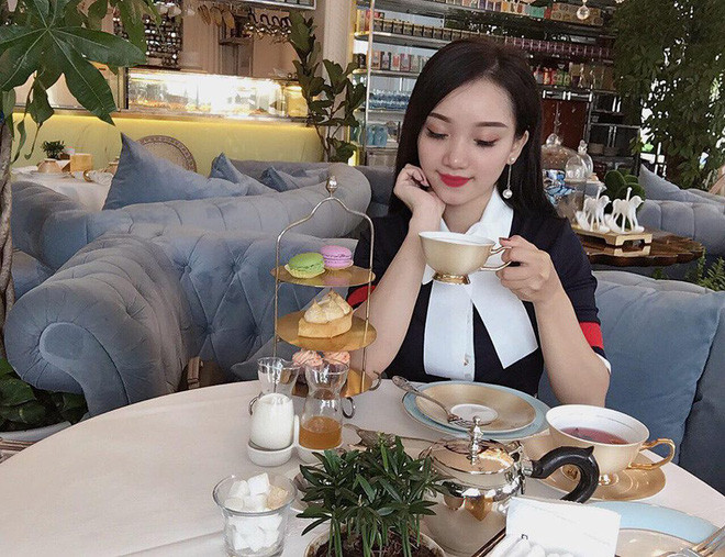 Thêm một bộ váy đen phối cổ nơ trắng xinh xắn của Bảo Trân.