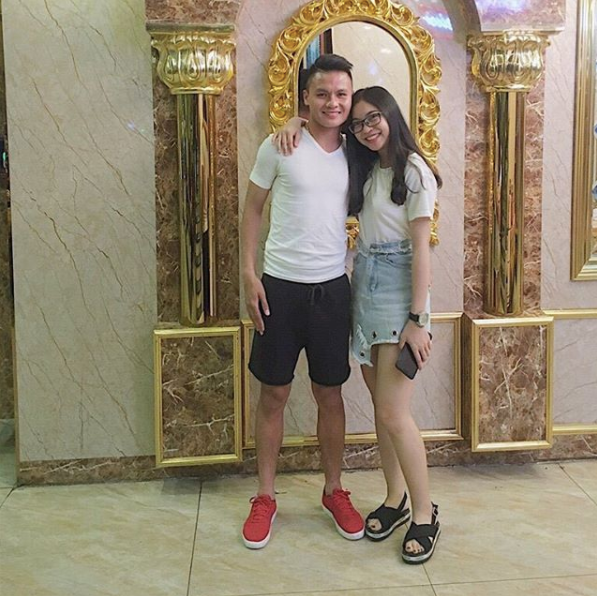 Cô và bạn trai cùng mặc áo trắng giống nhau.