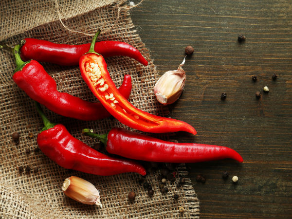 Ớt chứa capsaicin, một hợp chất có tính chất giảm đau tự nhiên. Trộn một thìa cà phê ớt cayenne vào một chén dầu ô liu ấm và bôi lên chỗ gót chân đau. Để yên trong 15 phút và sau đó rửa nó bằng nước ấm