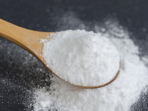 Baking soda giúp giảm đau và sung gót chân nhanh chóng. Trộn ½ muỗng cà phê bột baking soda trong nước và thoa lên gót chân.