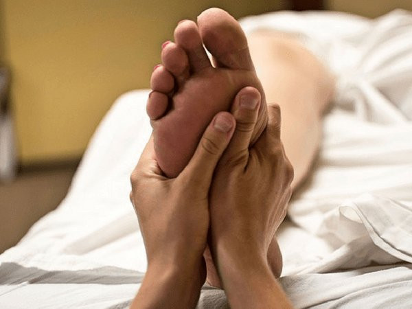 Mát xa gót chân giúp thư giãn các cơ bắp và cải thiện lưu thông xung quanh gót. Thoa dầu vào chỗ đau và nhẹ nhàng xoa bóp nó trong 10 phút.