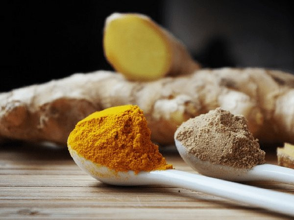 Nghệ có thể làm giảm đau do tính chất chống viêm mạnh của nó. Bạn có thể nấu ăn với bột nghệ hay thêm vào ly sinh tố hoặc nấu chè củ nghệ.