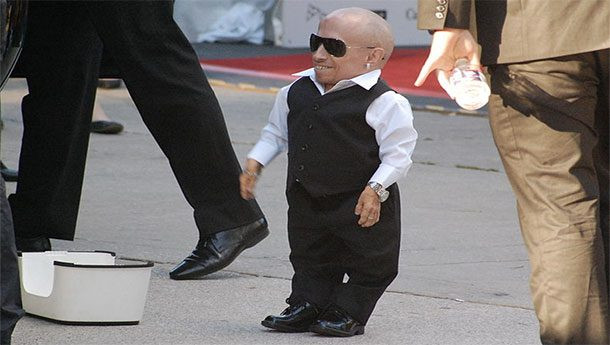 Nam diễn viên nổi tiếng Verne Troyer mắc hội chứng kẹt trùng sụn dây chằng, khiến anh ta trở thành một trong những người đàn ông lùn nhất trên thế giới.
