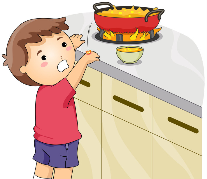 Mẹ nên giữ các bé tránh xa khu vực nấu bếp; tránh để bình thủy nước nóng, thức ăn nước uống nóng ở mép bàn.