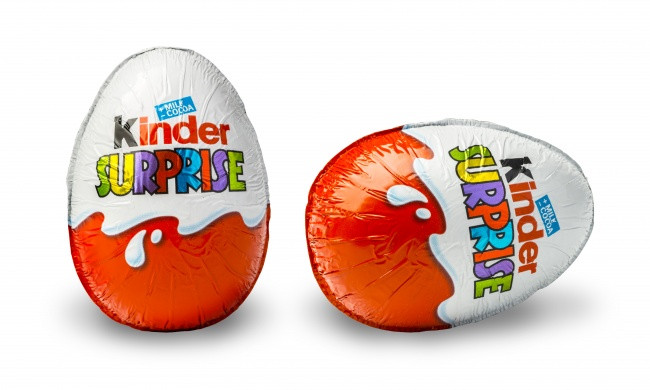 Quả trứng socola Kinder Surprise là thực phẩm được yêu thích bởi trẻ nhỏ vì bên trong trứng có một món đồ chơi nhỏ. Tuy nhiên năm 1938, Kinder Surprise đã bị cấm bán ở Mỹ vì chính phủ nước này cho rằng nếu trẻ con nuốt cả viên kẹo và cả món đồ chơi rất nguy hiểm, gây nghẹt thở.