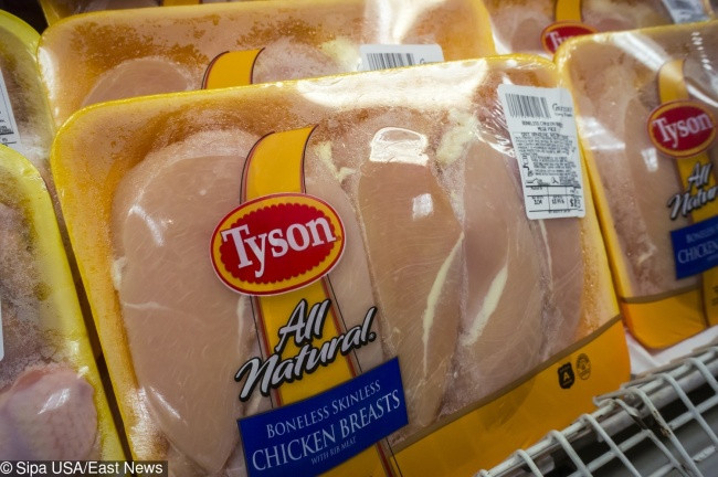 Gà tiêm kháng sinh của công ty chế biến thịt lớn nhất của Mỹ, Tyson Foods, bị cấm ở châu Âu, Nga, Na Uy và Úc. Điều này xảy ra sau khi người ta phát hiện rằng Tyson tiêm kháng sinh, steroid, thuốc chống viêm và ketamine vào gà thịt của họ.