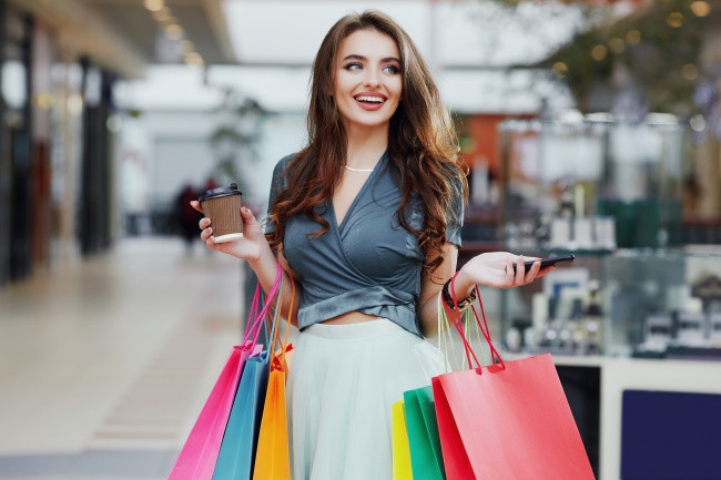 Mẹo đi mua sắm không mệt mỏi, bạn nên mặc những bộ quần áo thoải mái và chọn một đôi giày dễ dàng di chuyển.