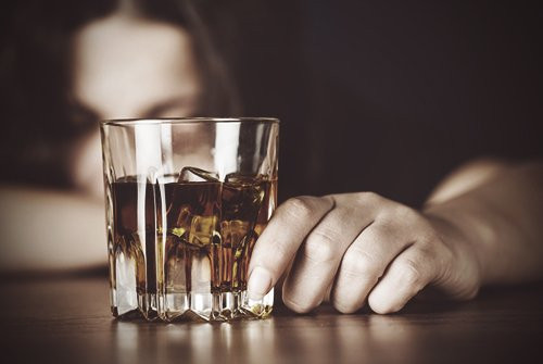 Rượu bia là loại đồ uống cấm kỵ trong thời gian mang bầu. Bà bầu uống rượu sẽ làm gián đoạn sự phát triển của thai nhi và gây nhiều biến chứng không tốt cho em bé sau này. Vì vậy, trong dịp Tết dù có vui đến mấy, mẹ bầu cũng không nên uống rượu. Nguồn ảnh: Internet.