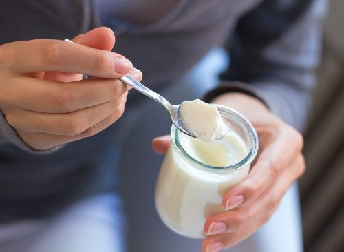 Sữa chua tạo điều kiện thuận lợi cho việc tiêu hóa. Vì vậy, việc ăn sữa chua trong bữa sáng hoặc sau bữa sáng đều đặn có thể bảo vệ ruột và hệ tiêu hóa khỏi độc tố và vi khuẩn xấu. Ảnh: Boldsky.
