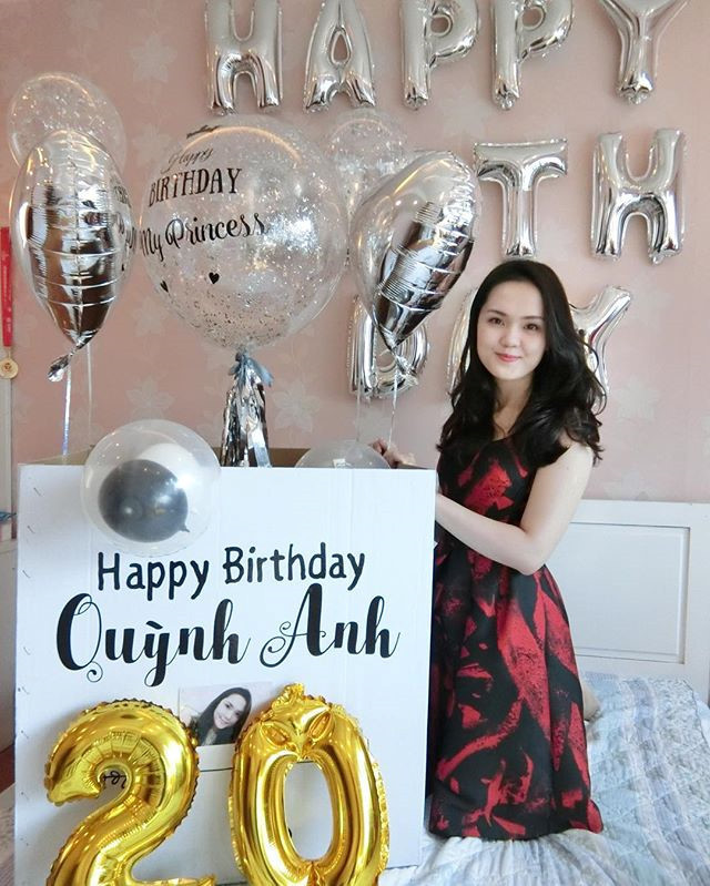 Trong buổi sinh nhật 20 tuổi, Quỳnh Anh diện chiếc váy tông màu đỏ đen khá sang chảnh.