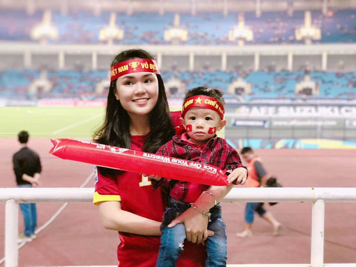 Quỳnh Anh thường mặc áo phông thể thao đến cổ vũ bạn trai Duy Mạnh trong các trận đấu dưới màu áo đội tuyển quốc gia.