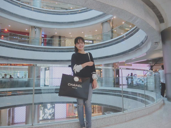 Gu thời trang đi mua sắm khá đơn giản nhưng trên tay là túi hàng hiệu Chanel.