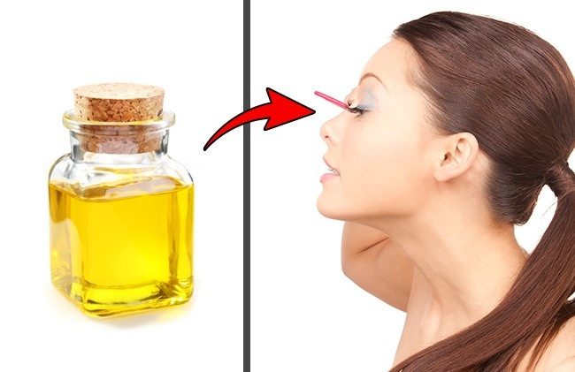 Chăm sóc lông mi bằng dầu dưỡng như dầu dừa, dầu ô liu. Thoa vài giọt dầu lên lông mi theo chiều từ gốc đến ngọn trước khi đi ngủ. Bạn có thể sử dụng một loại dầu hoặc vài loại dầu trộn với nhau.