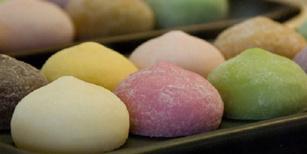 Bánh mochi có rất nhiều biến tấu, bao gồm vỏ và nhân, với nhiều màu sắc và hương vị khác nhau, rất phong phú cho người ăn lựa chọn và cho đầu bếp thỏa sức sáng tạo.