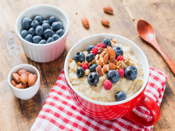 Bột yến mạch + các loại quả mọng: Quả mọng chứa chất polyphenols giúp giảm cân và có thể ngăn chặn chất béo hình thành. Bột yến mạch có chứa chất xơ không hòa tan giúp bạn no lâu.