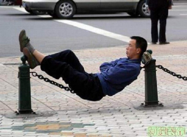 Thế ngủ này thật sự nguy hiểm bởi bạn có thể ngã bất cứ lúc nào.