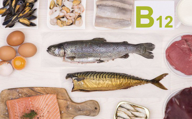 Để phòng chống thiếu vitamin B12, bạn nên thường xuyên bổ sung các loại thực phẩm như sữa, trứng, thịt bò, cá hồi, cá ngừ, hàu, sò, cua, gan, đậu nành, bông cải xanh... Ảnh: Istock, Internet.