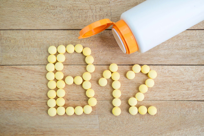 Vitamin B12 đặc biệt quan trọng trong việc sản xuất DNA, duy trì tế bào thần kinh và giúp tế bào khỏe mạnh. Dưới đây là một số dấu hiệu thiếu vitamin B12 bạn nên theo dõi.