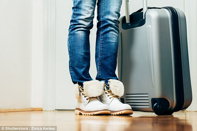 Việc đi giày trong nhà đồng nghĩa với việc bạn mang vi trùng từ bên ngoài vào nhà. Điều này có thể khiến bạn và các thành viên gia đình dễ nhiễm cúm.