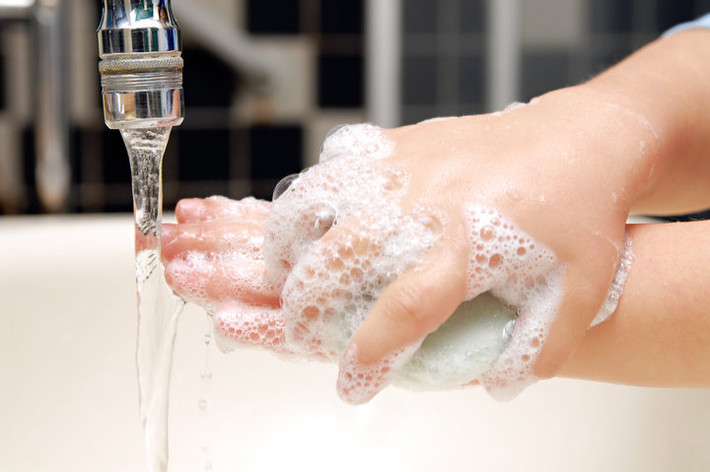 Quên rửa tay là thói quen cực hại có thể khiến bạn nhiễm cúm. Các ngón tay của bạn dễ nhiễm khuẩn khi chạm vào một số các bề mặt như màn hình điện thoại di động, nút điều khiển từ xa. Do vậy, rửa tay sạch là cách tốt nhất để loại trừ vi khuẩn gây bệnh.