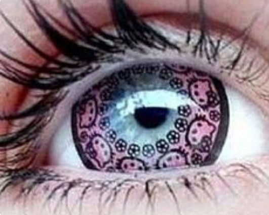 Công ty Fall in Eyez của Nhật đã sáng tạo ra loại kính áp tròng hình Hello Kitty khá độc đáo hướng tới phụ nữ trẻ ở quốc gia này.