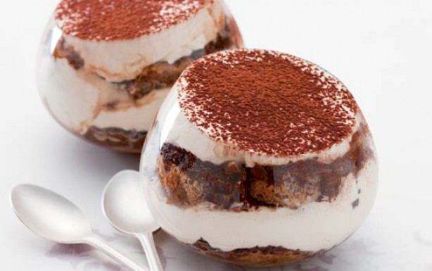 Valentine ngọt ngào với bánh tiramisu.