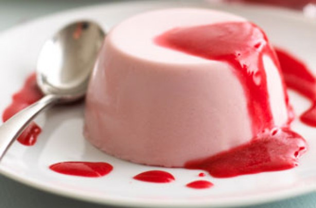 Bánh Panna Cotta xốt quả mâm xôi là món bánh Valentine ngọt ngào dành cho các cặp đôi.