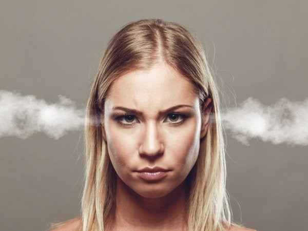 Ăn thiếu calo sẽ khiến cơ thể "thèm khát" năng lượng mà nó không được nhận. Nồng độ đường huyết giảm, não phát đi tín hiệu giải phóng một số hormone khiến bạn dễ tức giận.