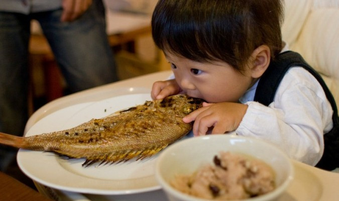 Để phòng hóc xương cho con mẹ nên lưu ý lọc bỏ, gỡ xương cẩn thận rồi mới cho con ăn. Không để bé cắn gặm miếng xương hoặc tự ý ăn cá.