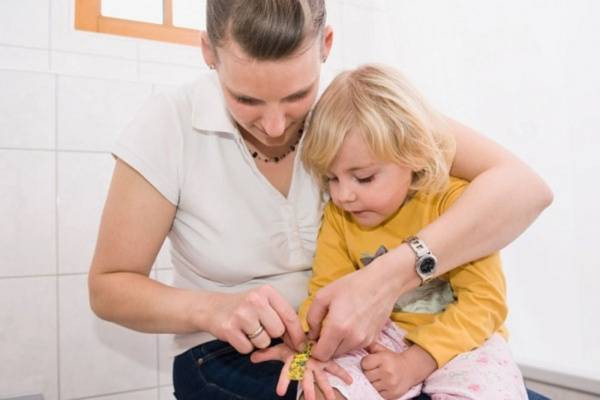 Ngày Tết các gia đình thường treo đèn trang trí ở nhà vì thế các loại ổ điện rất dễ bị bé phát hiện và nghịch gây ra điện giật.