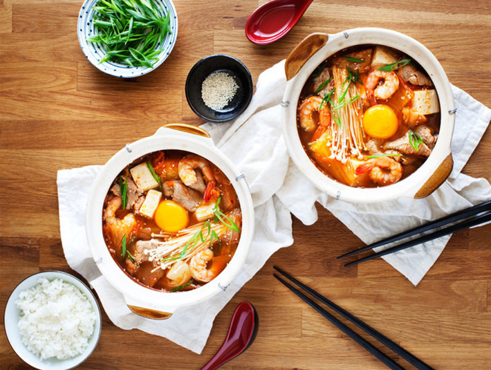 Canh kim chi hầm là một món ăn nổi tiếng trong nền văn hóa ẩm thực Hàn. Canh kim chi thường hầm cùng thịt bò, hải sản và đậu phụ. Ảnh: Internet.