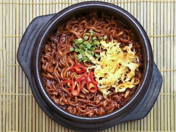 Mỳ đen Chachangmyeon là một trong những món ăn gây nghiện nhất của người dân Hàn Quốc. Bạn có thể thưởng thức món ăn này tại tất cả các cửa hàng cơm bình dân ở Hàn Quốc.