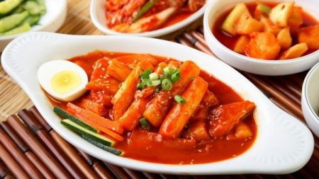 Gà que sốt tương (Takkochi) được làm từ phần ức gà, chặt nhỏ sau đó tẩm gia vị và xiên thành một que dài. Ăn kèm là một số loại rau củ để đỡ ngấy.