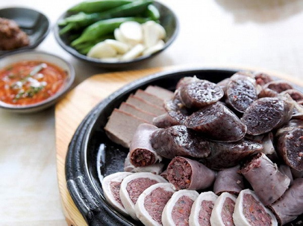 Dồi Hàn Quốc (Sundae) được nhồi chủ yếu với miến và rau củ, lúa mạch và một số nguyên liệu đặc biệt khác.